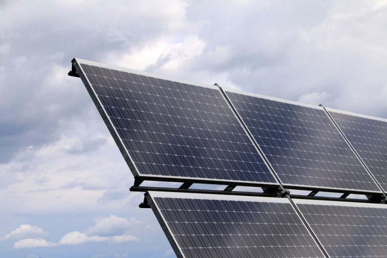 Nowa era energii słonecznej - elastyczne panele fotowoltaiczne rewolucjonizują branże